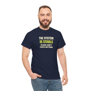 Koszulka „System jest stabilny” | Koszulka z humorem dla programisty, prezent DevOps