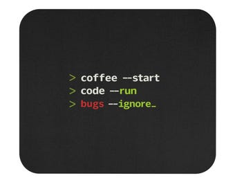 Programmerare musmatta, kaffe kod buggar skrivbordsmatta, mjukvaruutvecklare present, kodning humor skrivbordstillbehör, kodare kontorspresent