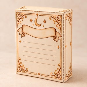 Puede incluir: Una caja de papel rectangular con superficie color crema y dibujos en tinta marrón. El diseño incluye una luna creciente, estrellas, volutas decorativas en las esquinas, una cinta central en blanco y cinco líneas horizontales.