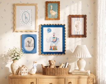 Könnte beinhalten: Eine Galeriewand mit fünf gerahmten Bildern, die eine Giraffe, eine Gans, einen Hasen, eine Maus und einen Elefanten mit Luftballon zeigen. Auf dem hölzernen Sideboard stehen eine Gänseblümchenvase, eine Gänsefigur, ein Weidenkorb mit Teddybär und eine Plisseelampe.