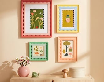 Könnte beinhalten: Vier rechteckige Wandrahmen mit gewellten Kanten in Rot, Gelb, Grün und Pfirsich. Die Rahmen enthalten Illustrationen von Blumen, Libelle, Marienkäfer, Käfer, Schnecke, Pilzen und Bäumen. Eine rosa Vase mit Blumen und eine Schneckenfigur.