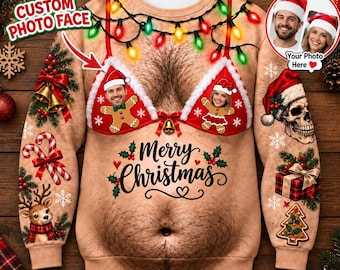 Peut inclure: Un sweat-shirt beige à manches longues avec un imprimé de torse poilu et un haut de bikini rouge orné de bonshommes en pain d'épices. Le motif inclut des guirlandes lumineuses, le texte Merry Christmas, des sucres d'orge, un renne et un crâne.