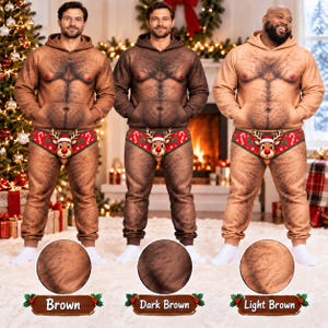 Peut inclure: Un ensemble de trois combinaisons à capuche avec une impression réaliste de torse et de jambes poilus. Chaque combinaison présente un motif de visage de renne sur une ceinture rouge et verte. Les modèles sont étiquetés Brown, Dark Brown et Light Brown.