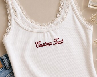 Benutzerdefinierter Text / Name Weißer Spitzenbesatz gesticktes Tank Top - Individuell besticktes Shirt, personalisiertes Tank Top, minimalistisches Sommershirt für Frauen