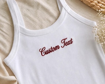 Benutzerdefinierter Text / Name besticktes Tank Top - Individuell besticktes Shirt, personalisiertes Tank Top, minimalistisches Sommerhemd für Frauen