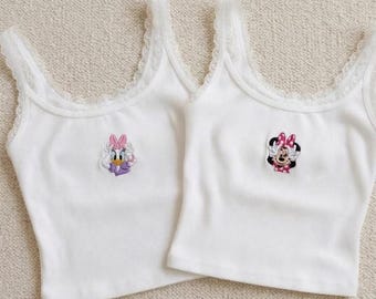 Minnie Maus & Daisy Duck besticktes Tank Top - weißes Crop Top mit Spitzenbesatz, süßes Gänseblümchen Minnie besticktes Shirt, Geschenk für Disney-Liebhaber