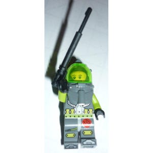 Könnte beinhalten: Eine Lego-Minifigur in einem grau-grünen Raumanzug mit einer schwarzen Waffe. Die Figur hat einen gelben Kopf und einen grünen Helm. Der Raumanzug hat einen roten Kreis auf der Brust.
