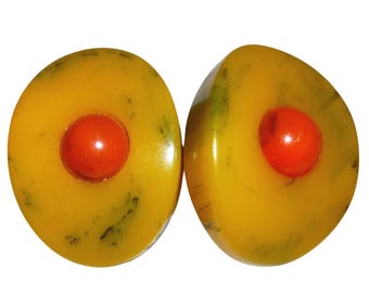Brincos de pressão vintage retrô em baquelite cor caramelo, amarelo e vermelho, com formato oval e alvo.