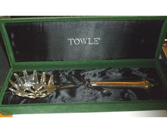 Cuchara para servir pasta Towle bañada en plata con caja de presentación original.