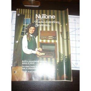 NuTone Inbyggda Radio-Intercom System Katalog Pappersbroschyr 1973 Scovill