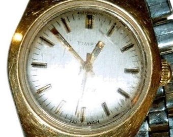 Vintage Timex elektrisch dameshorloge tweekleurig goudzilver ovaal gezicht 4121006779