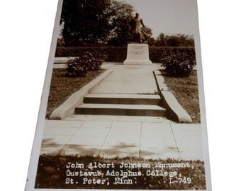 1938 Gustavus Adolphus College John Albert Johnson Monument St Peter MN Ansichtkaart