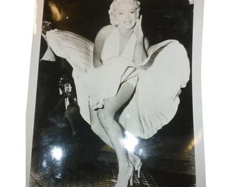 Fotografía antigua de Marilyn Monroe en la rejilla del metro de la película "La tentación vive arriba" (8x10 pulgadas), plateada.