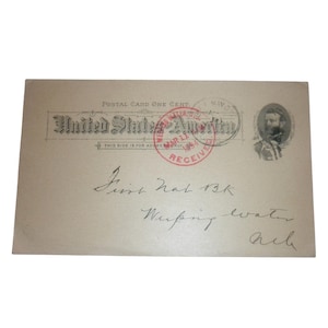 Op de afbeelding: Een vintage beige Amerikaanse briefkaart met een postzegel van één cent met een portret van Ulysses S. Grant. Het bevat een rode ronde poststempel gedateerd 11 maart 1894 uit Weeping Water, Nebraska, en handgeschreven adresgegevens in cursief.