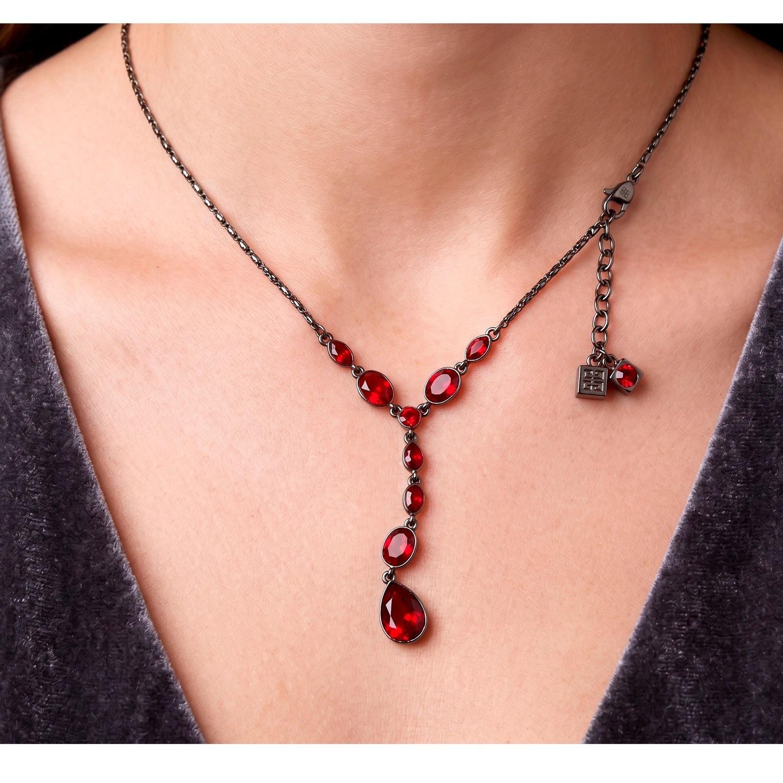 Givenchy ジバンシー　ヴィンテージ　レッド系ストーンブローチ　43968 Vintage GIVENCHY Red Crystal Rhinestone Y Drop Necklace Gunmetal