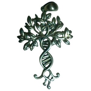 Può includere: Un ciondolo in metallo color argento con un design ad albero in cui il tronco si trasforma in una struttura a doppia elica di DNA. La parte superiore del ciondolo ha un occhiello arrotondato e la base presenta estensioni curve a radice.