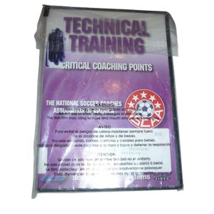 以下が含まれることがあります： 紫色の大きな文字で「TECHNICAL TRAINING」と書かれたDVDケース。ケースには「CRITICAL COACHING POINTS」という文字とサッカーボールのロゴも含まれています。パッケージには、複数の言語で安全に関する警告が含まれています。
