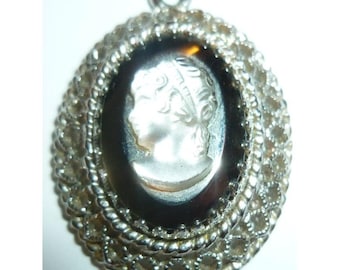 Vintage-Anhänger in Silberoptik mit filigranem, ovalem Cameo-Muster, weibliches Profil nach links gewandt