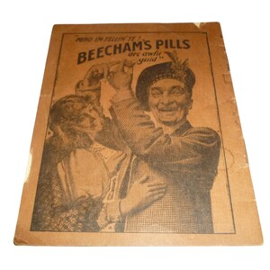 Może przedstawiać: Zabytkowa reklama pigułek Beecham's. Obraz w odcieniach sepii przedstawia mężczyznę i kobietę, mężczyzna ma na sobie kapelusz i marynarkę. Tekst u góry brzmi "Mind in tellin' ye!" i "Beecham's Pills are awfu' guid".