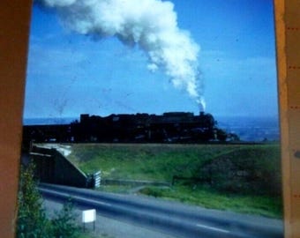 Locomotiva stereoscopica realistica vintage del 1952 che traina vagoni minerari a Duluth, Minnesota, a vapore, in 3D.