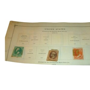 Puede incluir: Una página de una colección de sellos con varios sellos antiguos de los Estados Unidos. Los sellos son de varios colores, incluyendo verde, carmín y bermellón. La página incluye texto que indica la imprenta y el año 1873.