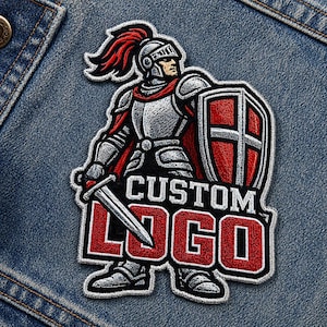 Könnte beinhalten: Gestickter Aufnäher mit einem Ritter in silberner Rüstung, rotem Umhang und Helm, der ein Schwert und einen Schild hält. Der Schild ist rot mit einem weißen Kreuz. Der Text "CUSTOM LOGO" ist rot und weiß dargestellt.