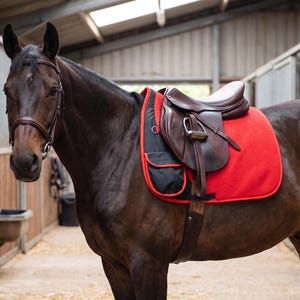 Fleece Saddle Pad with Storage Pockets – Breathable English Trail Horse Tack