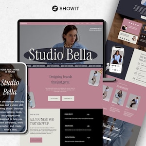 Może przedstawiać: Szablon projektu strony internetowej dla Studio Bella z paletą kolorów w odcieniach mauve i ciemnoszarym. Układ zawiera sekcję główną z portretem, menu nawigacyjne, opisy usług, podglądy wpisów na blogu oraz listy odcinków podcastów.