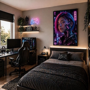 Peut inclure: Une chambre de joueur moderne avec un bureau noir, une chaise de jeu et une configuration informatique. Un néon en forme de manette et un portrait encadré d'une femme futuriste ornent le mur. Le lit est doté d'une literie gris foncé et d'un oreiller décoratif avec un motif de manette.