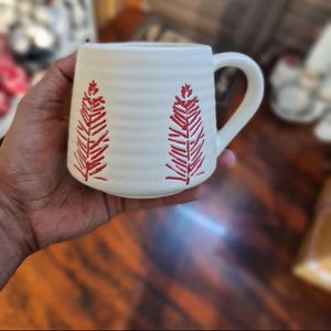 Julgransmugg i keramik, handmålad kaffekopp med röd tall, krämfärgad ribbad keramikmugg, festlig vintergåva till henne