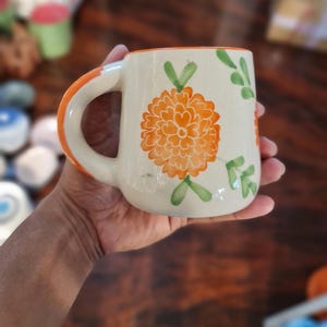 Apelsinfruktsmugg i keramik, handmålad citrusmugg med orange kant och bas, söt fruktmugg i keramik, sommarpresent till henne, tekopp