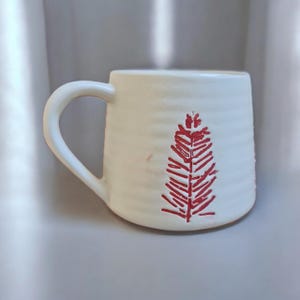 Weihnachtstasse aus Keramik, handbemalt mit rotem Kiefernbaum-Motiv, cremefarbene, gerippte Keramiktasse, festliches Wintergeschenk für Sie