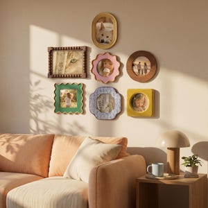 Peut inclure: Une collection de photos encadrées de différentes formes et couleurs, dont ovales, rondes et carrées. Les cadres sont en bois et ont différents bords décoratifs. Les photos présentent un chien, un chat et des personnes.