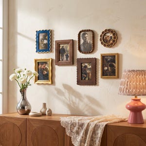 Wanddekoration im Cottagecore-Stil mit Familienfotos, Set mit Vintage-Walnussrahmen in verschiedenen Formen, Collage-Rahmen aus Holz, Bilderwand mit Familienerinnerungen