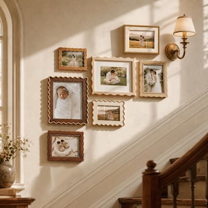 Puede incluir: Una composición de pared con seis marcos de fotos rectangulares que presentan bordes festoneados y detalles de cuentas. Los marcos varían en tonos de madera y acabados crema, mostrando diversas fotografías de personas y zapatos de bebé.