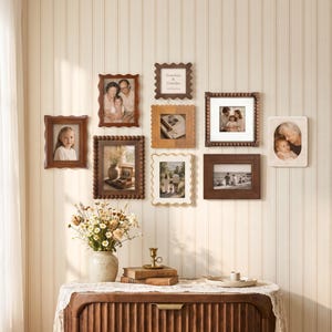 Può includere: Una composizione a parete con nove cornici portafoto rettangolari e quadrate in varie tonalità e texture di legno, che mostrano foto di famiglia e il testo Grandma & Grandpa, montate su una parete con carta da parati a righe verticali.