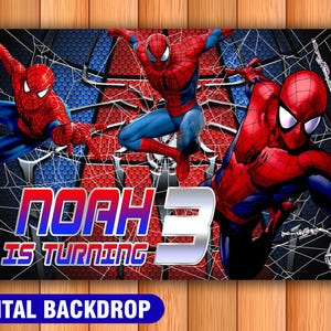 Pu&ograve; includere: Uno sfondo digitale rettangolare con tre illustrazioni di Spider-Man in tute rosse e blu su uno sfondo a ragnatela nero e blu. Il testo recita NOAH IS TURNING 3 in un carattere audace e stilizzato con sfumature rosse, blu e argentate.