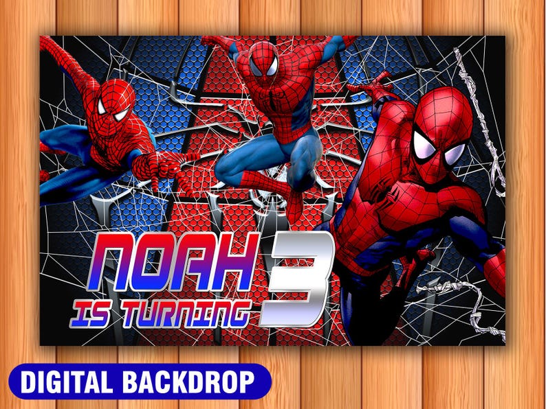 Pu&ograve; includere: Uno sfondo digitale rettangolare con tre illustrazioni di Spider-Man in tute rosse e blu su uno sfondo a ragnatela nero e blu. Il testo recita NOAH IS TURNING 3 in un carattere audace e stilizzato con sfumature rosse, blu e argentate.