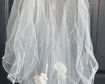 Vintage Beaded Lace Bridal Veil 2 Tier Pearl Applique Comb Chapel 46in