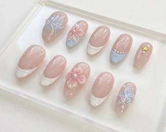 Uñas postizas francesas en tonos pastel hechas a mano / Set floral 3D para la playa de verano