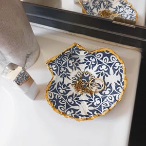 Schmuckschale aus Muscheln im portugiesischen Steingutstil in Blau und Weiß, originelle Schmuckschale und Ringhalter.