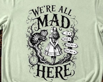 Camiseta inspirada en Alicia en el País de las Maravillas / Camiseta "Todos estamos locos aquí" / Camiseta con estampado literario / Regalo para amantes de los libros / Ropa estilo Cottagecore del Gato de Cheshire