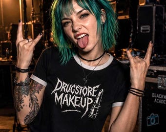 Camiseta de maquillaje de farmacia / Camiseta de la reunión de Life Is Strange, Merchandising de Chloe Price, Camiseta gráfica de la banda de punk rock Steph Gingrich, Regalo para geeks de Arcane