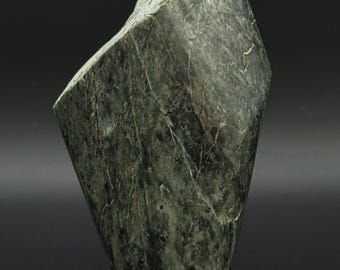 Scultura in minerale magnetico verde lucidata a mano – Pietra naturale unica dalle linee organiche
