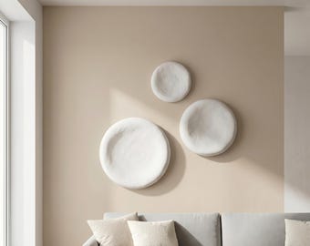 Rundes Wandkunst-Set (3-teilig), skulpturale Gips-Scheiben als Wanddeko für über dem Bett, Organic Modern / Wabi-Sabi-Stil