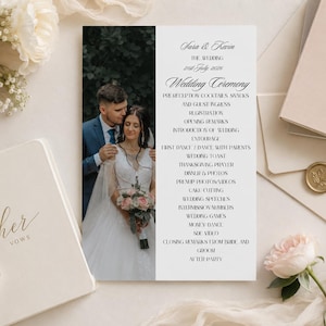 Op de afbeelding: Een rechthoekige trouwprogrammakaart met een foto van een koppel aan de linkerkant en een lijst met ceremonie-evenementen aan de rechterkant, inclusief tekst zoals Sara & Kevin, The Wedding, 21st July 2026 en een gedetailleerd dagschema.