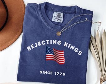 Camiseta Comfort Colors® Rechazando a los reyes, desde 1776, con la bandera estadounidense.