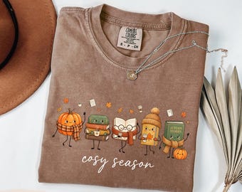 Camiseta acogedora para la temporada, regalo de otoño para amantes de los libros, camiseta con estampado de calabaza y hojas de otoño.