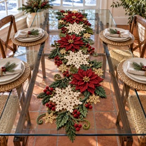 Peut inclure: Un long chemin de table décoratif composé de fleurs de poinsettia rouges, de flocons de neige crème, de feuilles vertes et de grappes de petites baies rouges au crochet. Le chemin est centré sur une table à manger en verre avec des couverts.