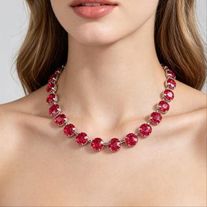 Zilverkleurige ronde tennis choker ketting met rode kristallen, statement ketting met robijnrode strass steentjes.